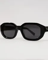 Anteojos de sol con armazón grueso de acetato premium, color negro, de forma geométrica y moderna. Poseen cristales polarizados con filtro UV 400.