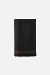 Bufanda rectangular negra con borde marrón.