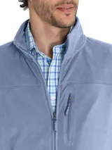 Campera polar celeste de micropolar liviano con cierre completo y tres bolsillos frontales. Confeccionado con poliéster reciclado a partir de botellas plásticas.