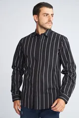 Camisa de hombre a cuadros color beige y azul marino, de corte slim fit, con mangas largas, cartera abotonada y logo bordado en el pecho. Confeccionada en algodón.