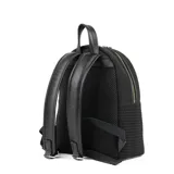 Mochila negra de poliéster con diseño tejido. Tiene acceso con cierre doble, un compartimento principal, un bolsillo interno con cierre y dos bolsillos internos abiertos. Cuenta con correa regulable, herrajes dorados e interior de tela de algodón y poliéster.