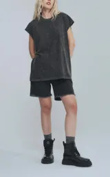 Remera musculosa gris con efecto nevado, de corte oversize y hombros caídos.