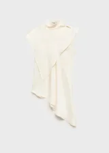 Blusa blanca sin mangas de tejido satinado con cuello alto y bajo asimétrico.