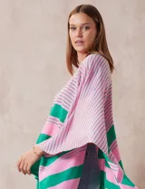 Poncho tejido marca Do Everything In Love, con rayas horizontales rosas y verdes.