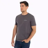 Remera gris de manga corta con cuello redondo y logo de la marca Merrell estampado en el pecho.