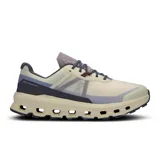 Championes de trail running color crema, con detalles en gris, azul y violeta.