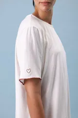 Remerón beige de corte recto y mangas cortas con terminación en color ladrillo.