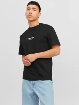 Camiseta negra de manga corta y cuello redondo con estampado blanco en el pecho.