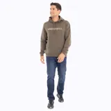 Buzo con capucha color verde oliva con cordones ajustables y bolsillo tipo canguro. Estampado frontal con el nombre de la marca en color beige.