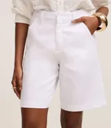 Bermuda blanca de cintura alta confeccionada en sarga con cintura de sastre, trabillas en la cintura, cierre tradicional y bolsillos.