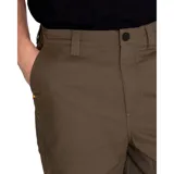 Short color verde militar, con cierre de cremallera y botón, bolsillos laterales y traseros.