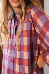 Camisa de manga larga con estampado de rayas verticales verdes y blancas con flores rojas.