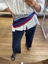 Pantalón ancho de lino blanco, con cintura elástica fruncida y corte cropped.