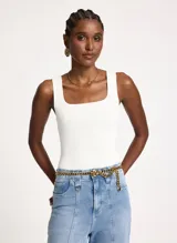 Cinturón dorado de cadena gruesa con eslabones entrelazados, hebilla metálica y detalle de cadena larga con punta.