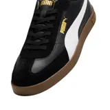 Championes Puma Club LI Era de cuero sintético negro con detalles en amarillo y suela color caramelo.