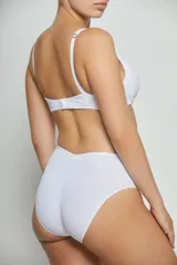 Bombacha vedetina clásica de tiro alto color beige, con laterales de tul.