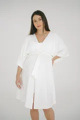 Pack maternal Aurora, compuesto por un camisón de algodón color crema y una bata ligera a juego.