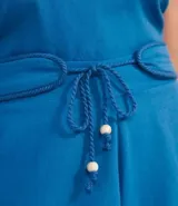 Short azul de tejido viscolino con cordón en la cintura.