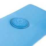 Billetera azul de poliéster con cierre, trece compartimentos y un bolsillo interno con cierre.