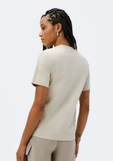 Remera marrón de algodón con cuello redondo y mangas cortas.