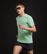 Remera deportiva masculina de manga corta y cuello redondo, color verde menta. Presenta un pequeño logo estampado en el pecho.