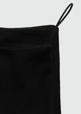 Vestido midi negro de algodón con elastano, corte ajustado, cuello halter y tirantes finos.