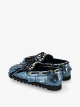Zapato náutico plateado con flecos y cordones negros, y suela track negra.