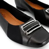 Zapato bajo color marrón, de cuero, con puntera redondeada y detalle de hebilla dorada.