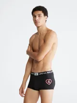 Bóxer de talle bajo en color negro, con el icónico monograma de Calvin Klein enmarcado en un corazón.