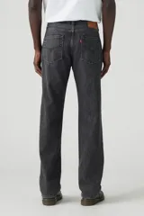 Pantalón de jean negro de corte recto y tiro medio.