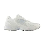 Championes urbanos New Balance modelo U530, color blanco con detalles en celeste y gris, confeccionados en malla y cuero sintético, con logo "N" característico en los laterales y entresuela ABZORB.