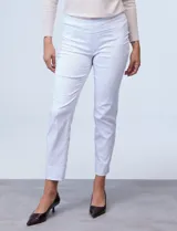 Pantalón de gabardina elastizada azul marino, marca Zac & Rachel, de corte recto, pretina ancha pespunteada y largo al tobillo. Tiene bolsillos simulados.