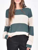 Buzo de tejido de punto color verde oscuro y beige, con diseño de rayas horizontales anchas y cuello redondo.