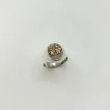 Anillo de plata 925 con apliques de oro 18k, con diseño de dos figuras tomadas de la mano.