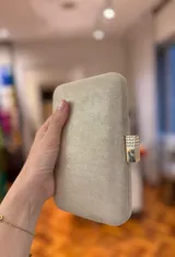 Clutch de mano laminado color bronce con cierre dorado con incrustaciones de strass.