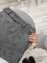 Short gris de ecocuero con tiro alto y cinturón.