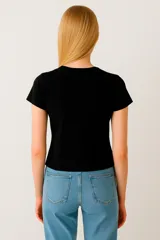Remera gris con estampado de una estrella con animal print.