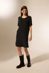 Vestido negro corto de manga corta, holgado y con cuello a la base.