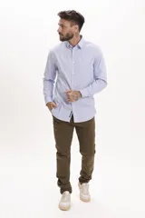 Camisa celeste a rayas verticales, de corte clásico, con cuello abotonado y mangas largas.