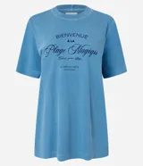 Remera celeste de algodón con cuello redondo y mangas cortas. Estampa frontal con lettering en francés.