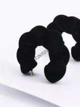 Par de aros tipo argolla gruesa, forrados en terciopelo negro y con diseño retorcido.