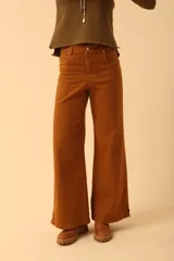 Pantalón de jean color marrón, corte recto y tiro alto. Confeccionado en denim de algodón.