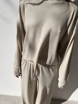 Pantalón negro de tela waffle de algodón, con cintura elastizada y cordón ajustable.