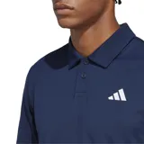 Camiseta polo Adidas Club para tenis, color azul marino, con logo blanco bordado en el pecho. Confeccionada en tejido transpirable AEROREADY con detalles de malla.