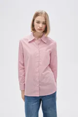 Camisa a rayas verticales rosas y blancas, de algodón, con cuello clásico y cierre frontal con botones.
