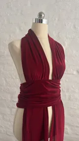 Top de terciopelo color borgoña, con escote halter y espalda descubierta.