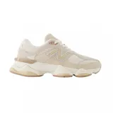 Championes New Balance modelo 9060 color crema con detalles en beige y suela chunky.