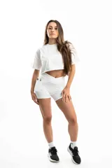 Remera blanca de algodón, corte cropped y mangas cortas.