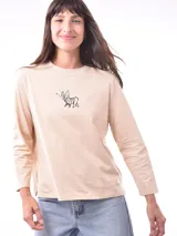 Remera blanca de manga larga con cuello redondo y estampado frontal con la frase "All my love darling" en color celeste.