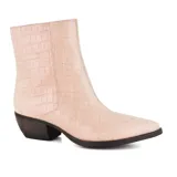 Bota corta negra de cuero con textura tipo piel de cocodrilo, punta fina y taco bajo.